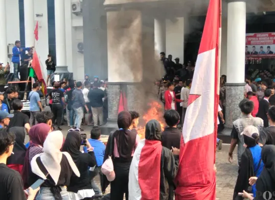 Ratusan mahasiswa saat melakukan aksi demo di depan Gedung DPRD Pandeglang. (Sumber: Poskota/Samsul Fatoni)