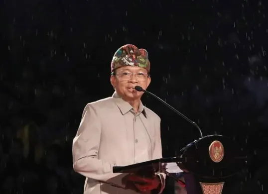 Gubernur Bali I Wayan Koster tengah menjadi sorotan usai memberikan respons singkat ketika seorang pria menyampaikan pertanyaan mengenai penyediaan lapangan pekerjaan. (Sumber: Instagram/@kostergubernurbali)