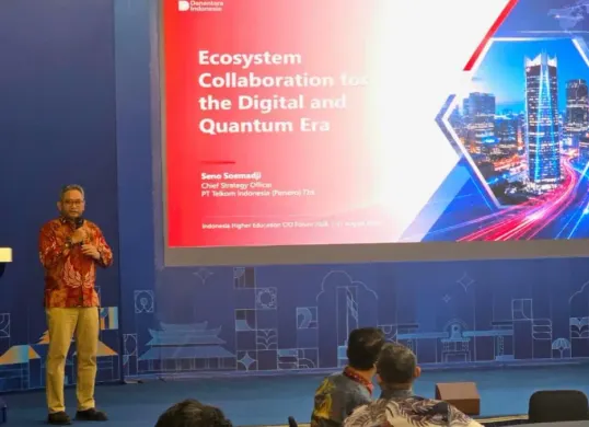 Direktur Strategic Business Development & Portfolio Telkom Seno Soemadji menyampaikan paparan dalam Indonesia Higher Education CIO Forum 2026 di Institut Teknologi Bandung. (Sumber: Istimewa)
