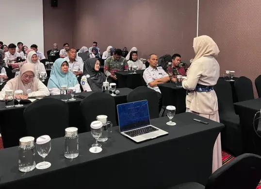 Pelajar mengikuti sesi pelatihan dalam rangkaian EduMind Wellbeing & AI Camp di Makassar. (Sumber: Dok. Telkom)