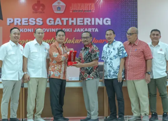 Ketua Umum KONI DKI Jakarta Hidayat Humaid bersama Kadispora DKI Jakarta Andri Yansyah saat memaparkan persiapan PON Pantai Ancol 2026. (Sumber: Poskota)
