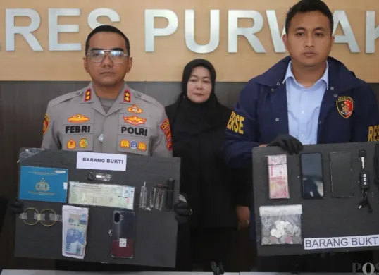Kapolres Purwakarta AKBP Febri Nurzam memperlihatkan barang bukti tindak kejahatan curas dan curat diwilayahnya. (Sumber: Pos Kota/ Dadan)