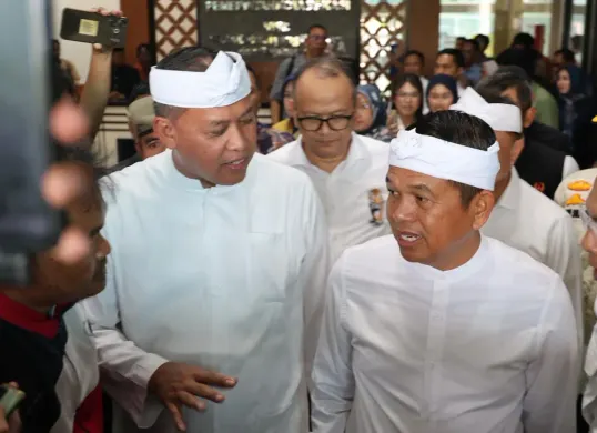 Wali Kota Bekasi Tri Adhianto dan Gubernur Jabar Dedi Mulyadi. (Sumber: Dok. Istimewa)