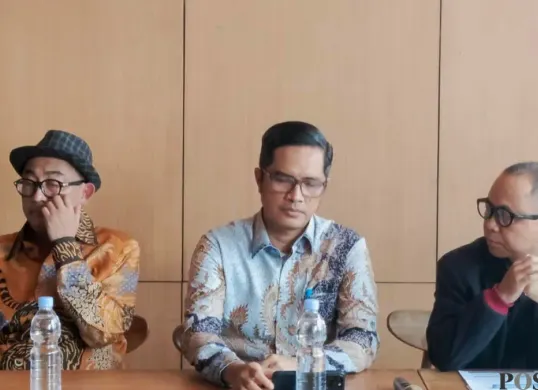 Febri Diansyah (tengah) kuasa hukum Mantan Jaksa Agung Muda Tindak Pidana Khusus (Jampidsus) Kejaksaan Agung, Febrie Adriansyah. (Sumber: Pos Kota/ Ali Mansur)
