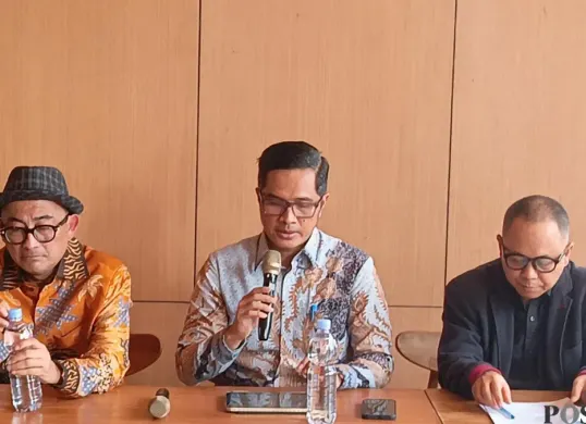 Febri Diansyah (tengah) kuasa hukum Mantan Jaksa Agung Muda Tindak Pidana Khusus (Jampidsus) Kejaksaan Agung, Febrie Adriansyah. (Sumber: Pos Kota/ Ali Mansur)
