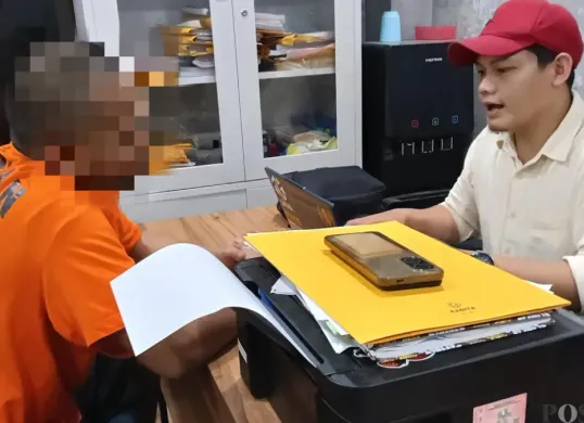 Tersangka AL menjalani pemeriksaan setelah petugas berhasil membongkar kasus peredaran sabu di Kota Serang. (Sumber: Pos Kota/ Rahmat Haryono)