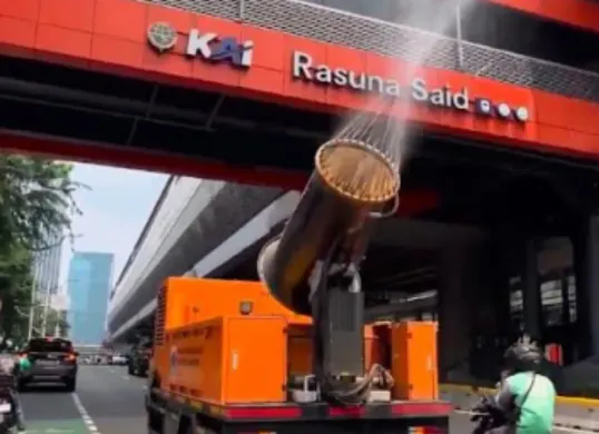 Mobil water mist menyemprotkan air di Jalan Protokol Kuningan dan Mampang. (Sumber: Humas Sudin LH Jaksel)