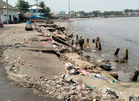 Kondisi bangunan dermaga teluk di Desa Teluk, Kecamatan Labuan, Kabupaten Pandeglang, Banten, rusak. (Sumber: Poskota/Samsul Fatoni)