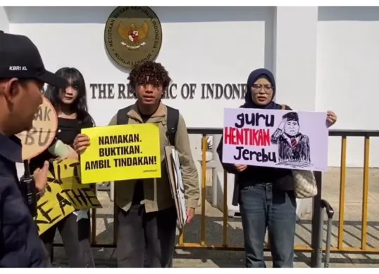KBRI Kuala Lumpur didatangi warga Malaysia yang memprotes kabut asap karhutla Indonesia. (Sumber: X/@bismillahyuk_)