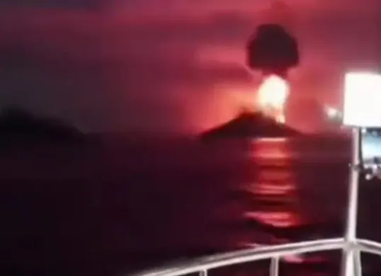Visual kondisi Gunung Anak Krakatau yang terjadi pada malam hari. (Sumber: Istimewa)