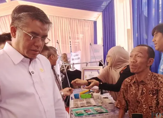 Menteri Ketenagakerjaan, Yassierli (kiri), kunjungi gerai UMKM di Balai Besar Perluasan Kesempatan Kerja (BBPKK), Lembang, Kabupaten Bandung Barat. (Sumber: Poskota/Gatot Poedji Utomo)