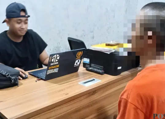 Tersangka MU menjalani pemeriksaan usai diamankan karena kedapatan menjual sabu. (Sumber: Pos Kota/ Rahmat Haryono)