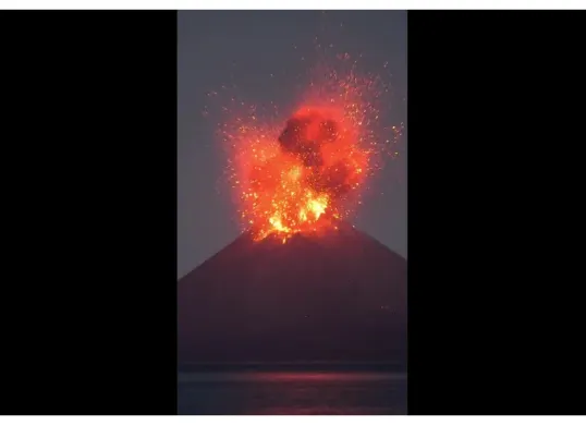 Tangkapan layar aktivitas Gunung Anak Krakatau yang berada di kawasan Selat Sunda sedang mengalami erupsi. (Sumber: X/@TxtdriWNI ·)