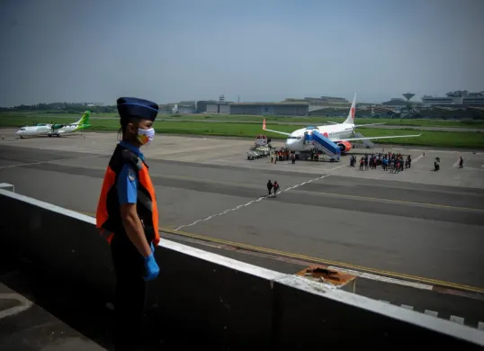 Bandara Husein Sastranegara Bandung menjadi bandara terbaru yang ditutup akibat terdampak sebaran abu vulkanik Gunung Anak Krakatau. (Sumber: X/@txttransportasi)