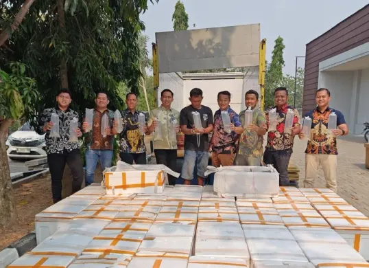 Petugas Subdit IV Ditreskrimsus Polda Banten mengamankan truk Fuso karena kedapatan mengangkut BBL di Tol Tangerang Merak. (Sumber: Dok. Istimewa)