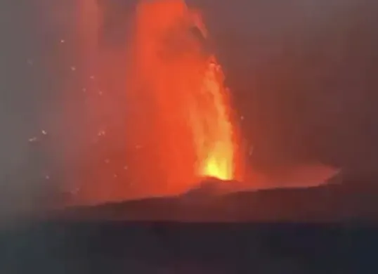 Aktivitas Gunung Anak Krakatau di Selat Sunda kembali meningkat dan memunculkan lontaran material vulkanik. Masyarakat diminta mengikuti informasi resmi serta menjauhi radius 3 kilometer dari kawah aktif. (Sumber: Instagram)