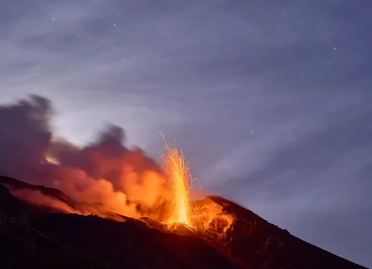 Ilustrasi erupsi Gunung Anak Krakatau. (Sumber: Pixabay/Wolfgang_Hasselmann)