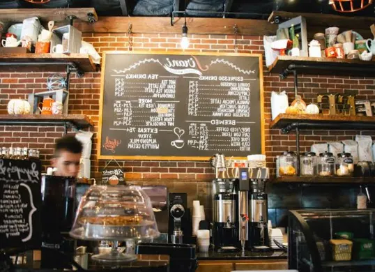 Rekomendasi cafe murah di Jakarta Selatan dengan pilihan suasana menarik dan akses transportasi umum yang memudahkan pengunjung untuk hangout tanpa boros ongkos. (Sumber: Wikimedia Commons)
