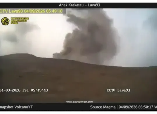Link live CCTV Gunung Anak Krakatau terbaru hari ini tersedia untuk melihat aktivitas gunung api secara langsung dari kawasan Selat Sunda. (Sumber: X/VolcanoYTz)