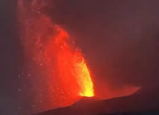 Aktivitas erupsi Gunung Anak Krakatau yang sempat berhenti masih berpotensi kembali terjadi dan saat ini statusnya tetap berada di level III atau siaga. (Sumber: Dok. PVMBG)