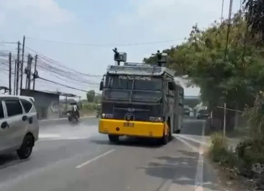 Kendaraan mobil water cannon membersihkan debu vulkanik di jalur arteri Kabupaten Serang, Senin, 7 September 2026. (Sumber: Dok. Istimewa)