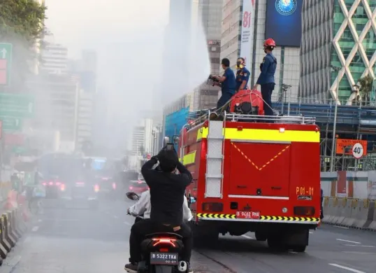 Pemprov Jakarta menangani dampak abu vulkanik Gunung Anak Krakatau melalui operasi water mist dan penyiraman di sejumlah wilayah. (Sumber: Dok. DLH Jakarta)