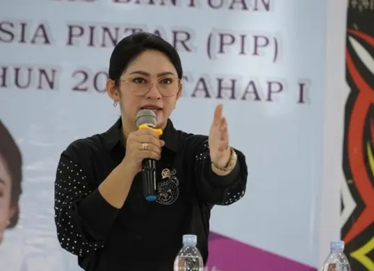 Anggota Komisi X DPR RI Eva Stevany Rataba menjadi sorotan setelah namanya tercantum dalam data penerima bansos PKH di Kabupaten Toraja Utara, Sulawesi Selatan. (Sumber: X/@LambeSahamjja)