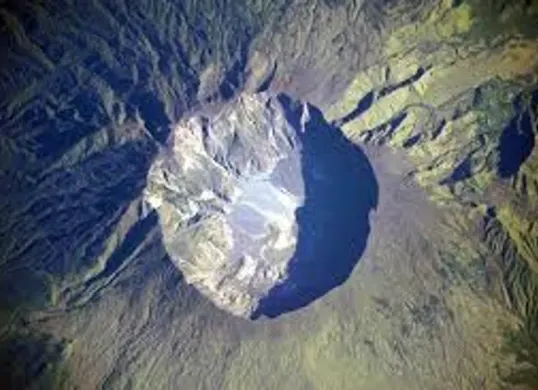 Gunung Tambora di Nusa Tenggara Barat memiliki sejarah erupsi besar pada 1815 dan hingga September 2026 masih menjadi bagian dari pemantauan aktivitas gunung api. (Sumber: Wilkipedia)