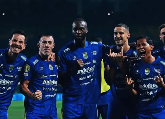 Potret para pemain Persib Bandung saat pertandingan pekan pertama Super League 2026/2027. (Sumber: Instagram/@vidiosports)