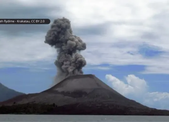 Gunung Anak Krakatau di Selat Sunda merupakan gunung api aktif yang tumbuh setelah letusan besar Krakatau pada 1883 (Sumber: Emilogi)