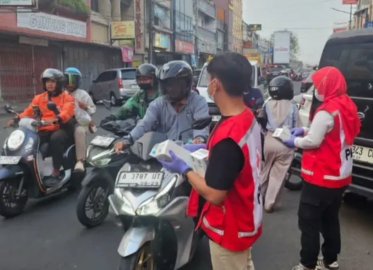 Petugas PMI membagikan masker kepada pengguna jalan di Royal Baroe, Kota Serang. (Sumber: PMI Provinsi Banten)