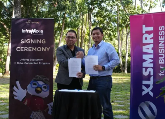 (kiri ke kanan) Direktur Commercial InfraNexia Syaiful Rahim Soenaria dan Group Head Network Planning & Design XLSMART Fadly Hamka di Bali, (27/8). (Sumber: Istimewa)
