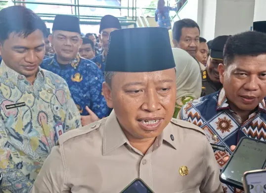 Wali Kota Depok Supian Suri saat menghadiri kegiatan masyarakat di Depok. (Sumber: Pos Kota/Angga)