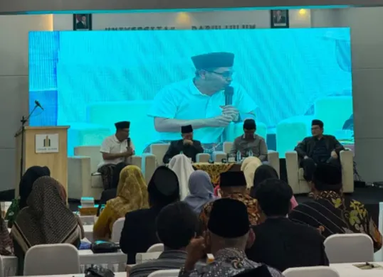 Halaqah “Blueprint Transformasi Pesantren Menuju Indonesia Emas 2045” digelar di Aula Universitas Darul Ulum, Jombang, membahas penguatan pendidikan dan SDM pesantren. (Sumber: Istimewa)