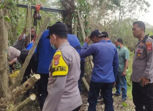 Proses evakuasi kerbau betina tercebur sumur sedalam 11 meter di Kampung Katerembel, Desa Cisait, Kecamatan Kragilan, Kabupaten Serang, Banten, Selasa, 8 September 2026. (Sumber: Dok. Istimewa)