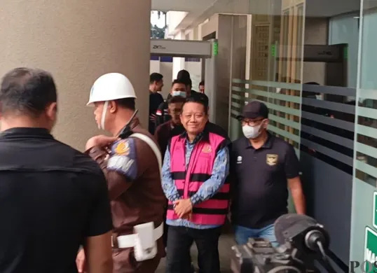 Eks Jampidsus Febrie Adriansyah (rompi pink) setelah menjalani pemeriksaan di Gedung Kejagung, Jakarta Selatan, Selasa, 8 September 2026. (Sumber: Poskota/Ali Mansur)