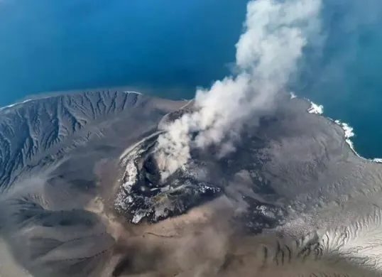 Gunung Anak Krakatau erupsi. (Sumber: Dok.esdm.go.id)