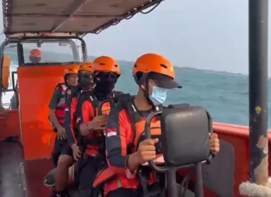 Tim SAR melakukan proses pencarian korban hilang kontak di perairan Selat Sunda kawasan Gunung Anak Krakatau, Selasa, 8 September 2026. (Sumber: Dok. Istimewa)