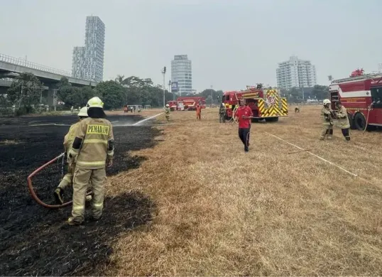 Petugas pemadam kebakaran sedang memadamkan api di Lapangan Aldiron, Pancoran, Jakarta Selatan, Selasa, 8 September 2026. (Sumber: Dok. Istimewa)