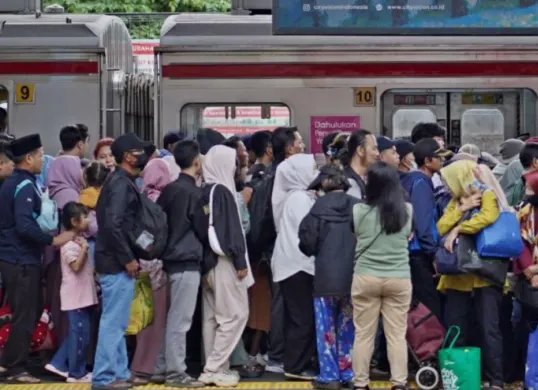 Ilustrasi penumpang kereta rel listrik (KRL) commuter line Jabodetabek. (Sumber: KAI Commuter)