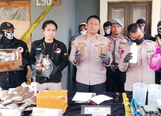 Jumpa pers penungkapan kasus peredaran tembakau sintetis di Kabupaten Bandung Barat, Selasa, 8 September 2026. (Sumber: Poskota/Gatot Poedji Utomo)
