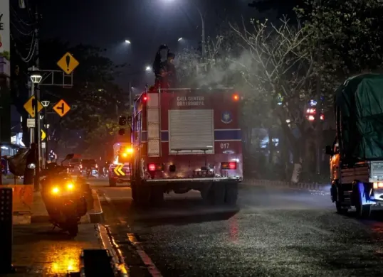 Pemkot Tangsel melakukan pembersihan abu vulkanik Gunung Anak Krakatau di sejumlah koridor jalan dengan metode dust suppression. (Sumber: Istimewa)