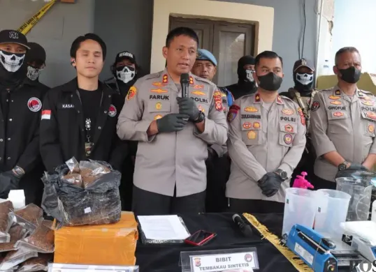 Polres Cimahi menggelar ungkap kasus peredaran tembakau sintetis di Kabupaten Bandung Barat, Selasa, 8 September 2026. (Sumber: Poskota/Gatot Poedji Utomo)