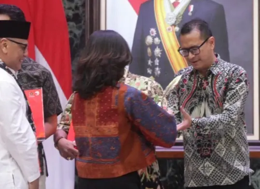 Wakil Pemimpin Redaksi Poskota. Guruh Nara Persada, saat menerima dua penghargaan Anugerah Jurnalistik MH Thamrin ke-52 tahun 2026 di Balai Kota DKI Jakarta, Jakarta, Senin (7/9). (Sumber: Istimewa)