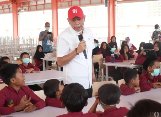 Wamensos Agus Jabo Priyono memberikan motivasi kepada pelajar Sekolah Rakyat Terintegrasi 1 Kabupaten Pandeglang, Selasa, 8 September 2026. (Sumber: Poskota/Samsul Fatoni)