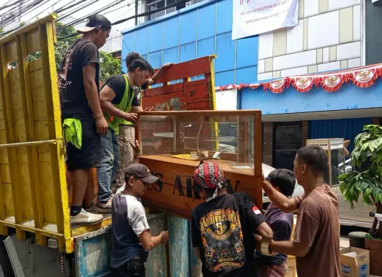 Petugas dari Pengadilan Negeri (PN) Jakarta Selatan meIakukan pengosongan terhadap bangunan lima lantai di kawasan Setiabudi, Selasa (8/9/2026). (Sumber: Istimewa)