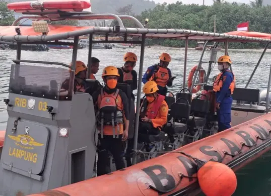 Basarnas Lampung mengerahkan dua unit Rigid Inflatable Boat (RIB) untuk memperkuat pencarian delapan orang yang hilang kontak di Perairan Selat Sunda, Kabupaten Pandeglang, Banten, Rabu, 9 September 2026. (Sumber: Basarnas Lampung)