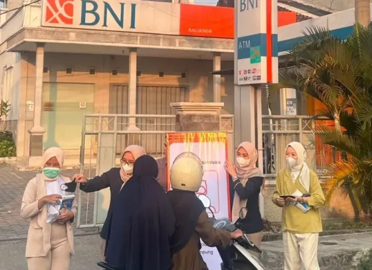 Karyawan BNI membagikan bantuan darurat kesehatan bagi masyarakat serta fasilitas pelayanan medis di Kabupaten Lampung Selatan, Selasa, 8 September 2026. (Sumber: Dok. BNI)