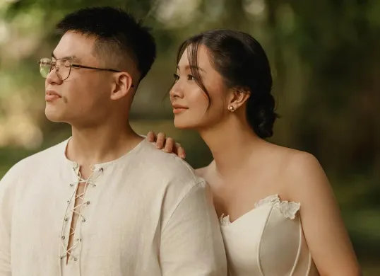 Momen wedding kiss Devy Anastasia dan Hosea Yulius viral di media sosial. (Sumber: Instagram/@devyanastasia)