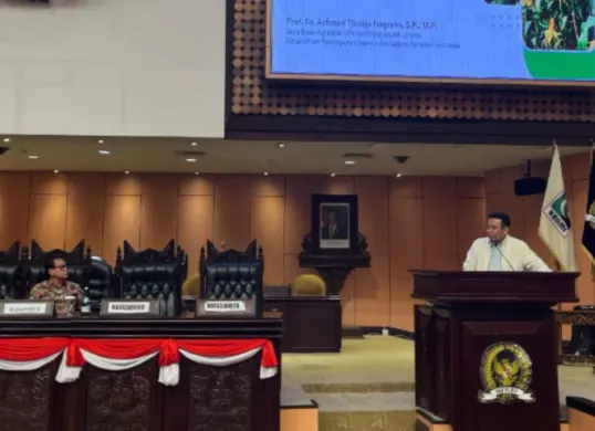 Guru Besar UIN Syarif Hidayatullah Prof Achmad Tjachja Nugraha (kanan). (Sumber: Istimewa)
